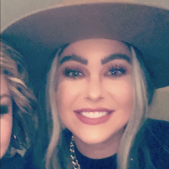 Meet your Posher, Lauren - Picture 1 of 4